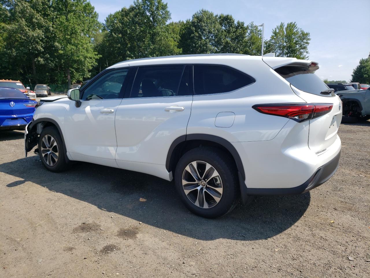 Obraz 2 z 2022 TOYOTA HIGHLANDER XLE 2022 z VIN 5TDGZRBH7NS577589