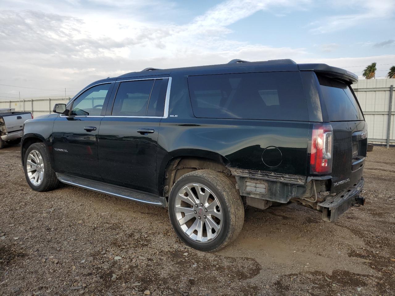 Obraz 2 z 2016 GMC YUKON XL C1500 SLE 2016 z VIN 1GKS1FKC1GR271515