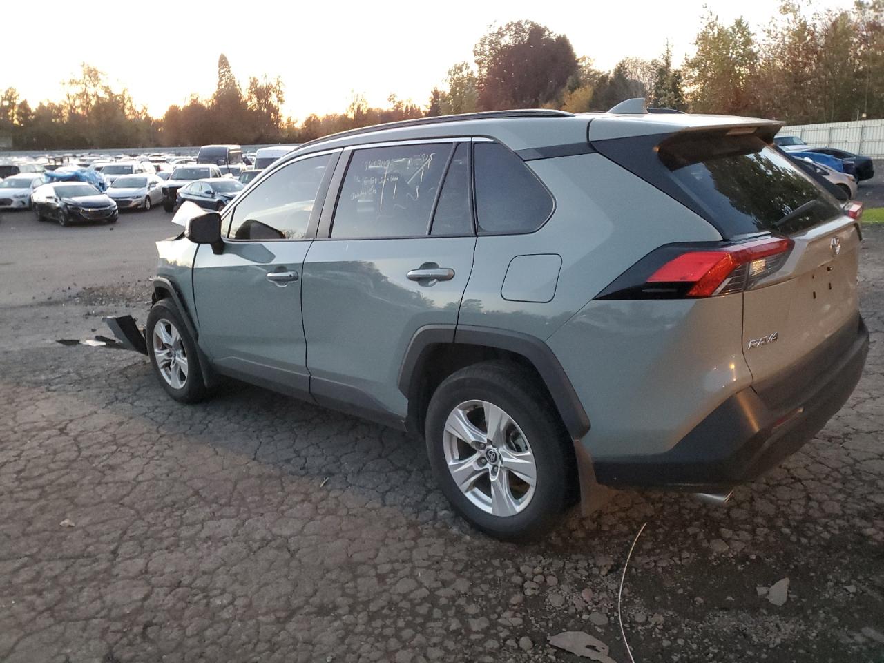 Obraz 2 z 2021 TOYOTA RAV4 XLE 2021 z VIN 2T3W1RFVXMW173928