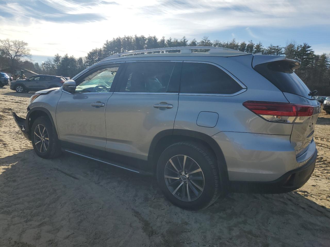 Изображение 2 2019 TOYOTA HIGHLANDER SE 2019 с VIN 5TDJZRFH0KS620679