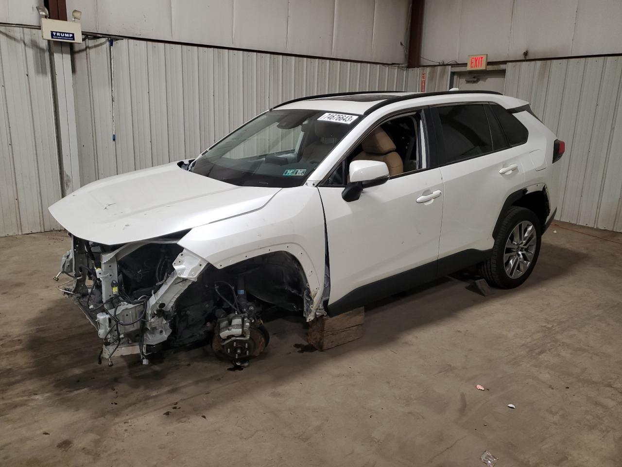 Obraz 1 z 2022 TOYOTA RAV4 XLE PREMIUM 2022 z VIN 2T3A1RFV5NW268621