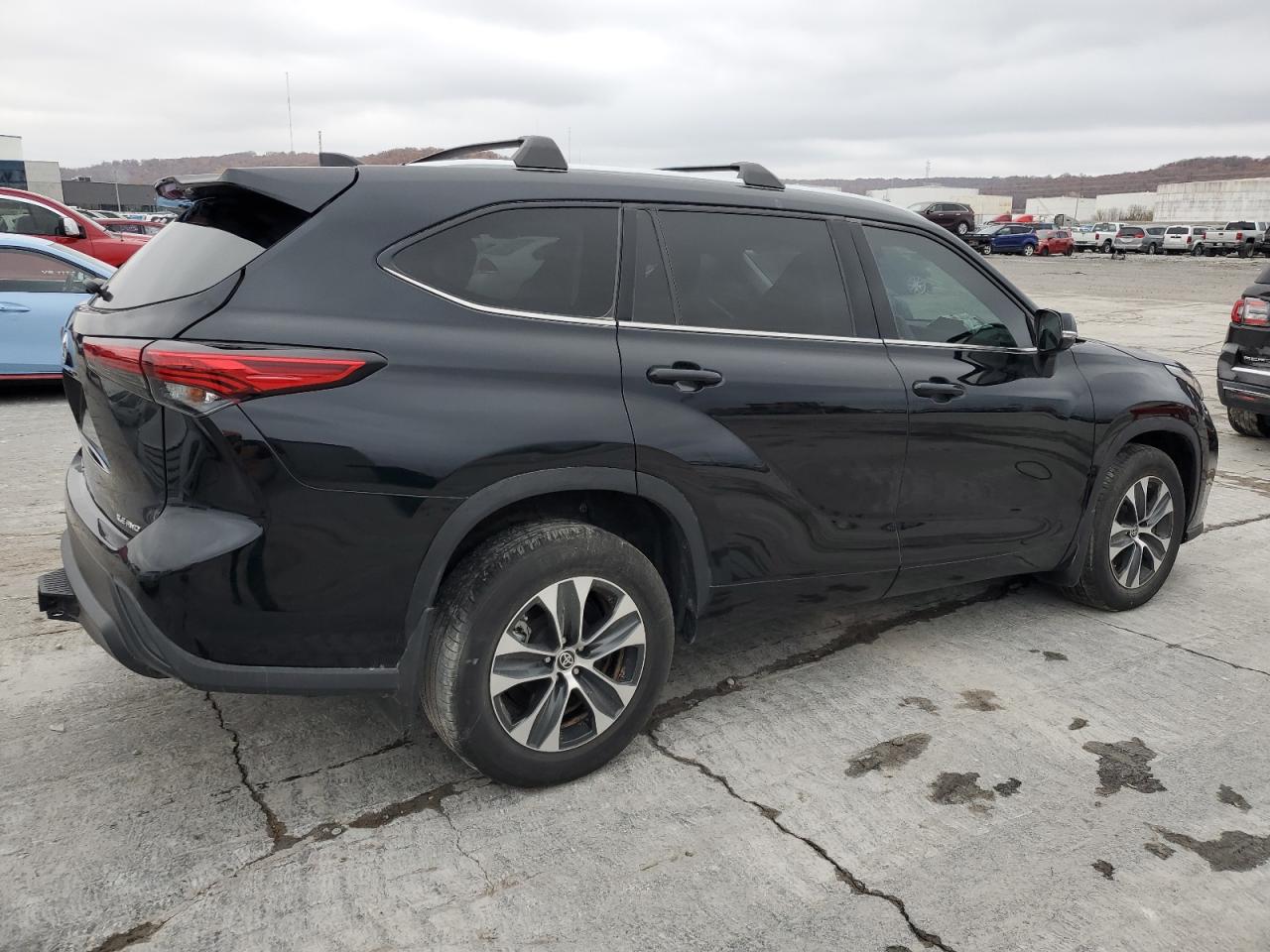 Image 3 of 2021 TOYOTA HIGHLANDER XLE 2021 with VIN 5TDGZRBH1MS540701