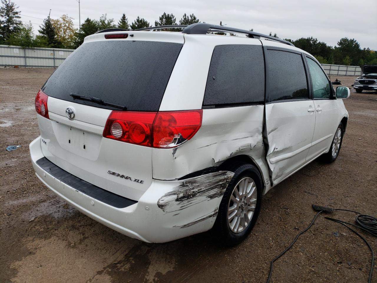 Image 3 of 2010 TOYOTA SIENNA XLE 2010 with VIN 5TDYK4CC6AS333294