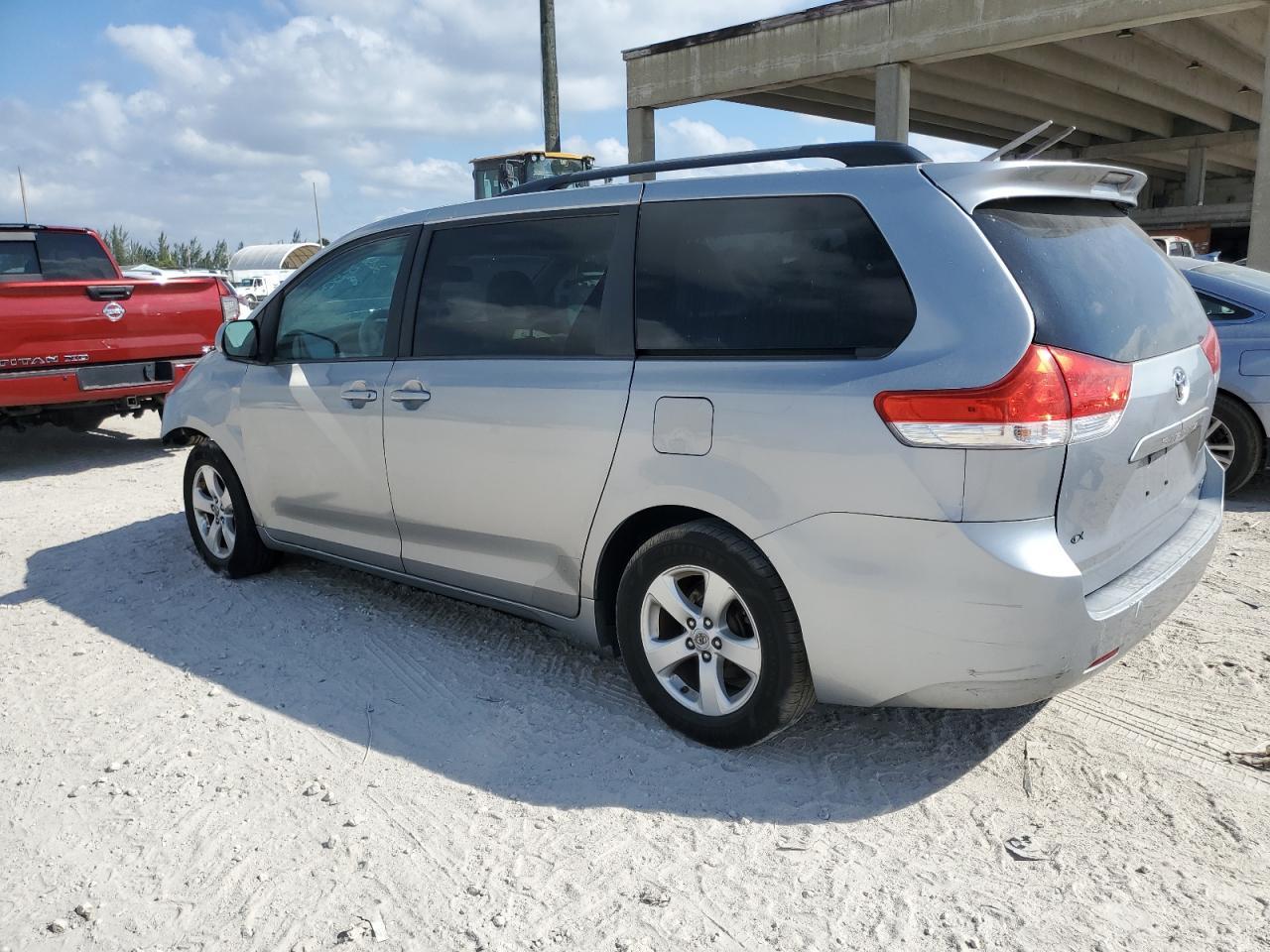 Изображение 2 2012 TOYOTA SIENNA LE 2012 с VIN 5TDKK3DC4CS190265