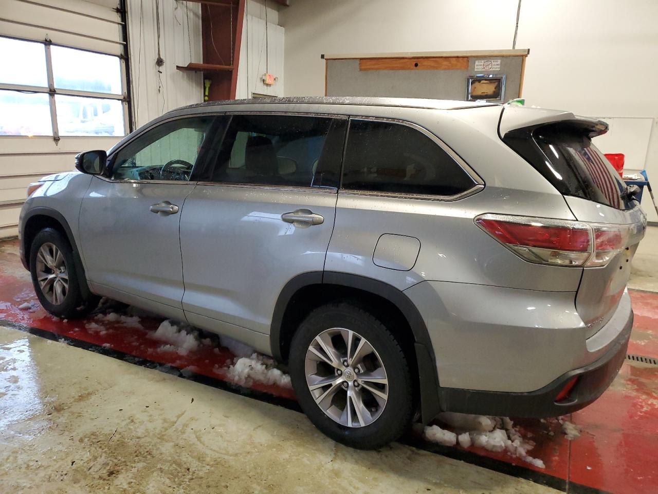 Image 2 of 2015 TOYOTA HIGHLANDER XLE 2015 with VIN 5TDJKRFH8FS207001