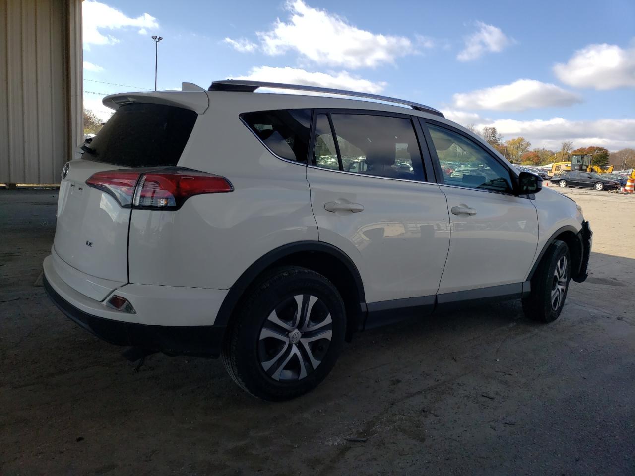 Изображение 3 2016 TOYOTA RAV4 LE 2016 с VIN JTMZFREV6GJ063977