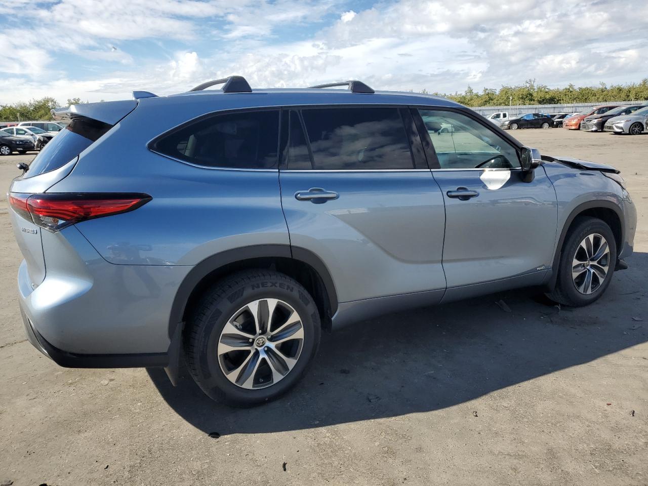 Image 3 of 2022 TOYOTA HIGHLANDER HYBRID XLE 2022 with VIN 5TDHBRCH7NS088763