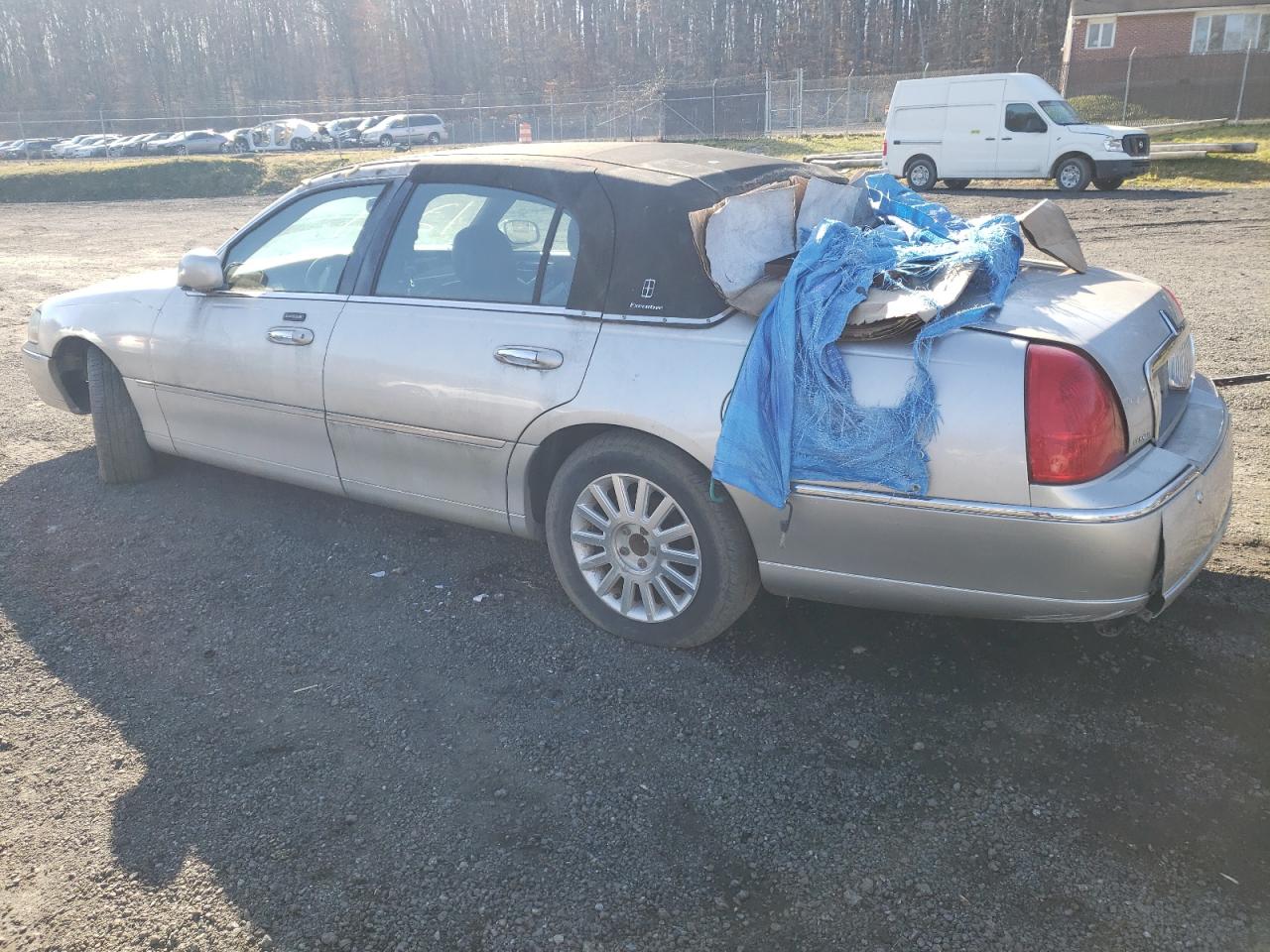 Obraz 2 z 2003 LINCOLN TOWN CAR EXECUTIVE 2003 z VIN 1LNHM81W53Y633801
