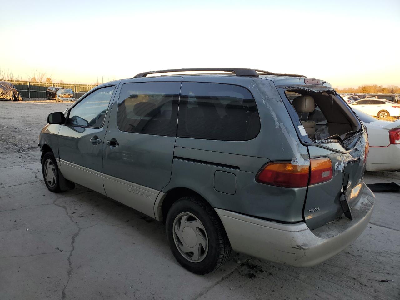 Image 2 of 2000 TOYOTA SIENNA LE 2000 with VIN 4T3ZF13C8YU184998
