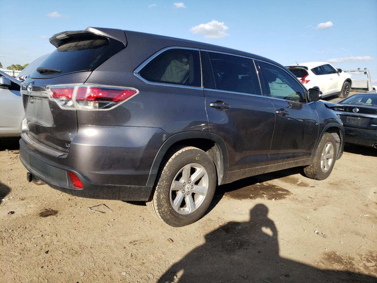 Изображение 3 2015 TOYOTA HIGHLANDER LE 2015 с VIN 5TDZARFH3FS013904