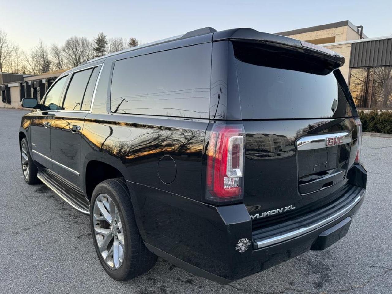 Obraz 3 z 2017 GMC YUKON XL DENALI 2017 z VIN 1GKS2HKJ1HR243271