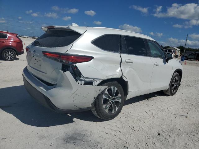 Obraz 3 z 2022 TOYOTA HIGHLANDER XLE 2022 z VIN 5TDGZRAH7NS557778