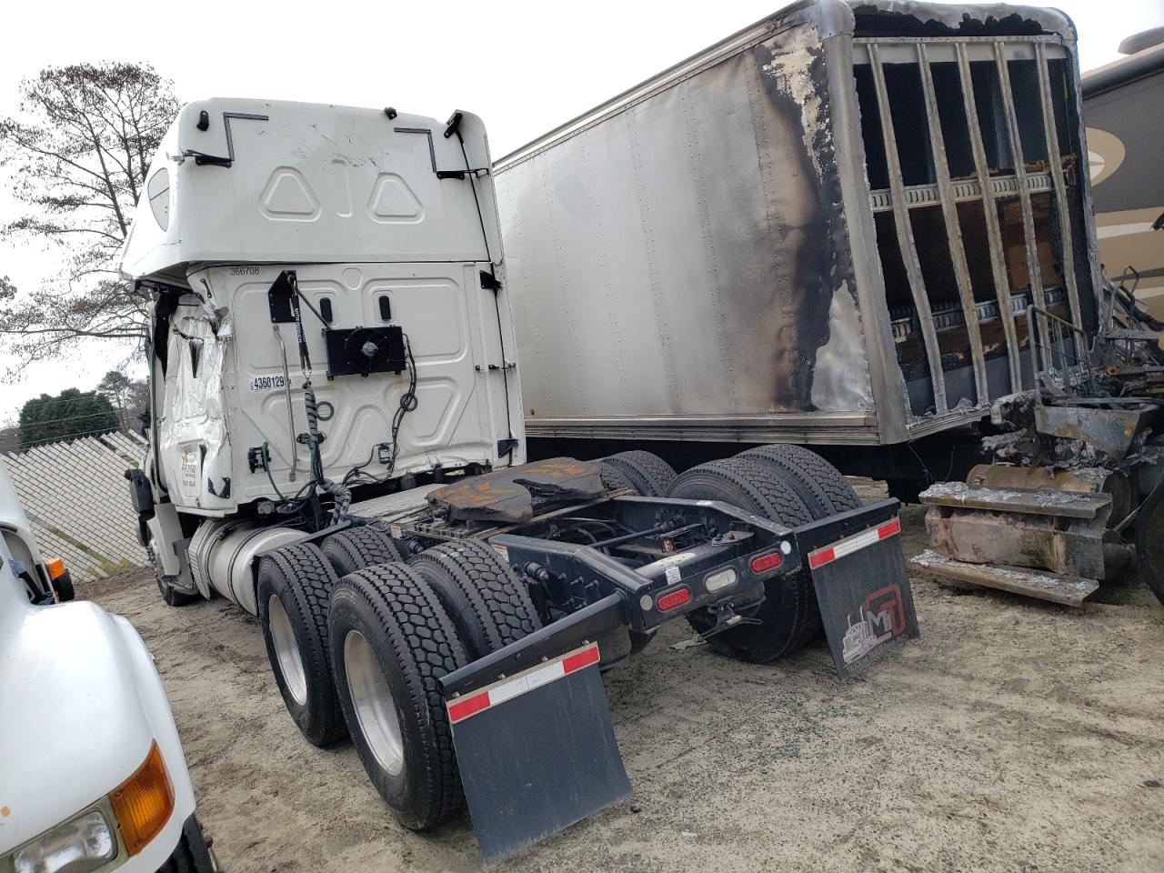 Image 3 of 2020 FREIGHTLINER CASCADIA 126  2020 with VIN 1FUJHHDR7LLME0647