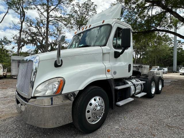 Image 2 of 2014 FREIGHTLINER CASCADIA 125  2014 with VIN 3AKJGEDV1ESFK5996