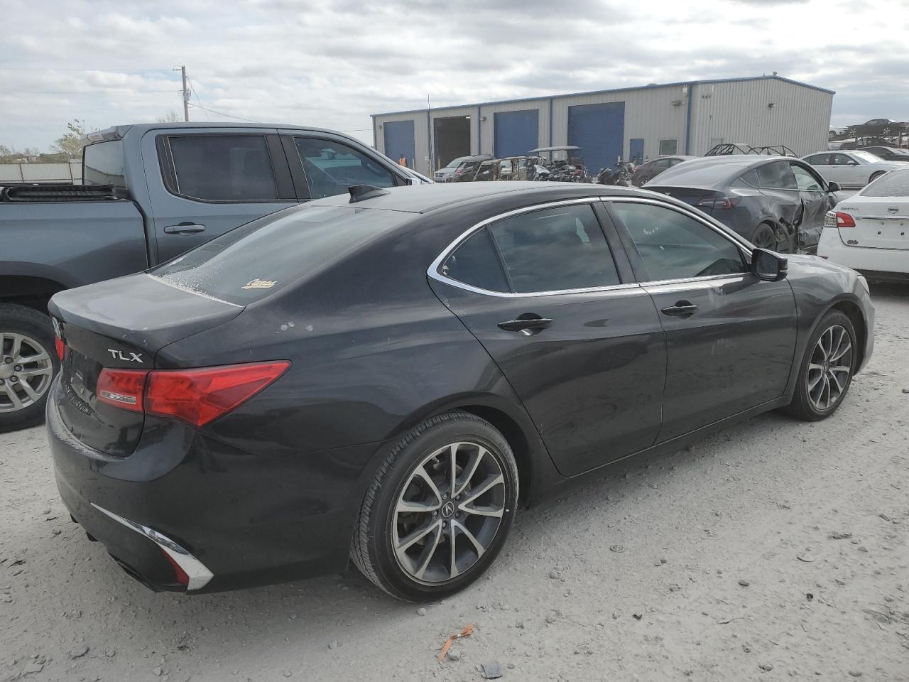 Obraz 3 z 2018 ACURA TLX  2018 z VIN 19UUB2F30JA006158