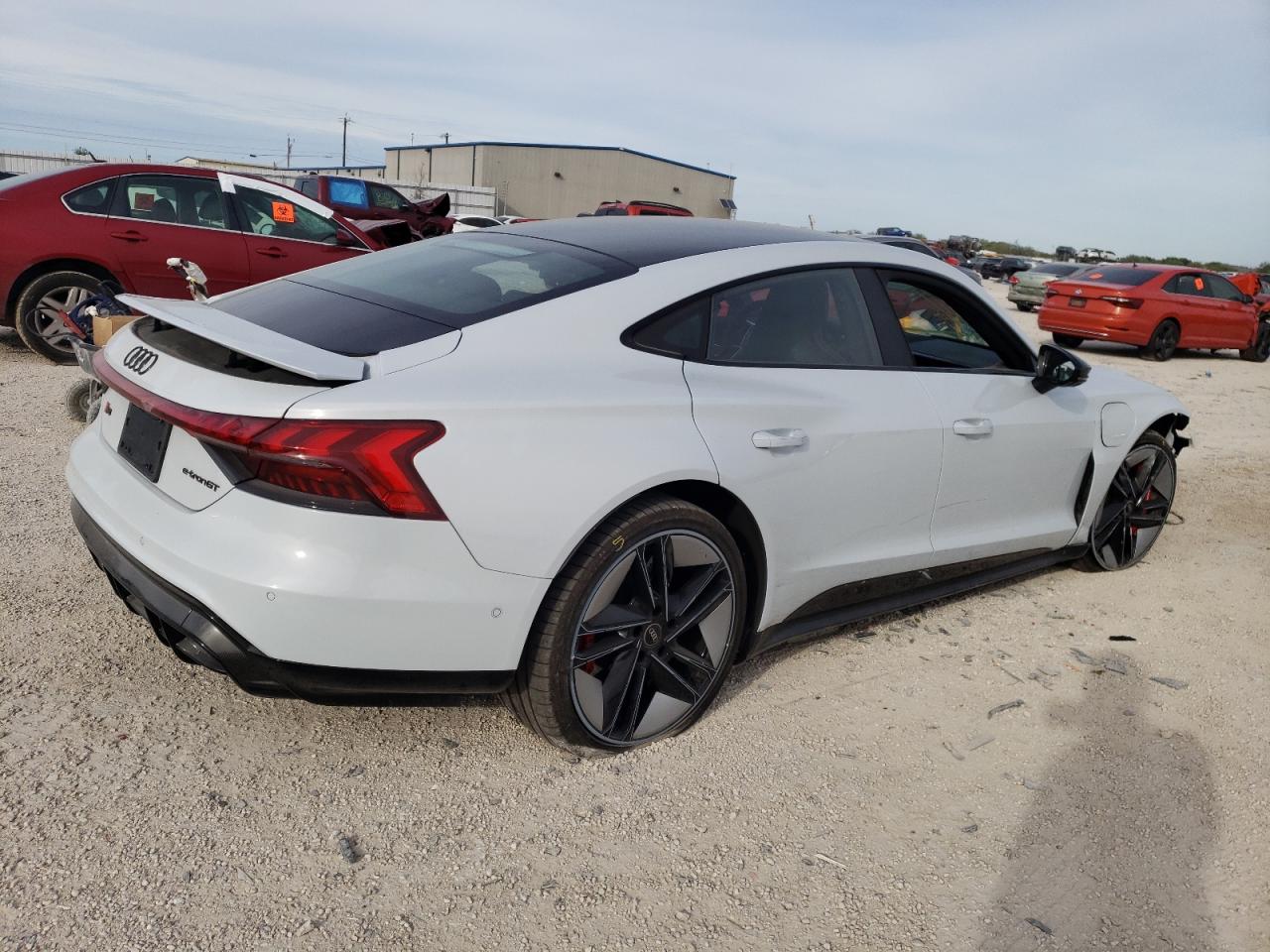 Изображение 3 2022 AUDI RS E-TRON GT  2022 с VIN WAUAHBFW7N7900944