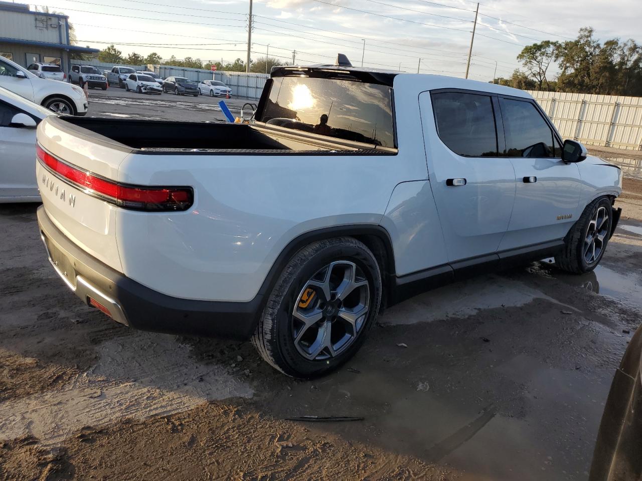 Obraz 3 z 2022 RIVIAN R1T ADVENTURE 2022 z VIN 7FCTGAAA4NN013635