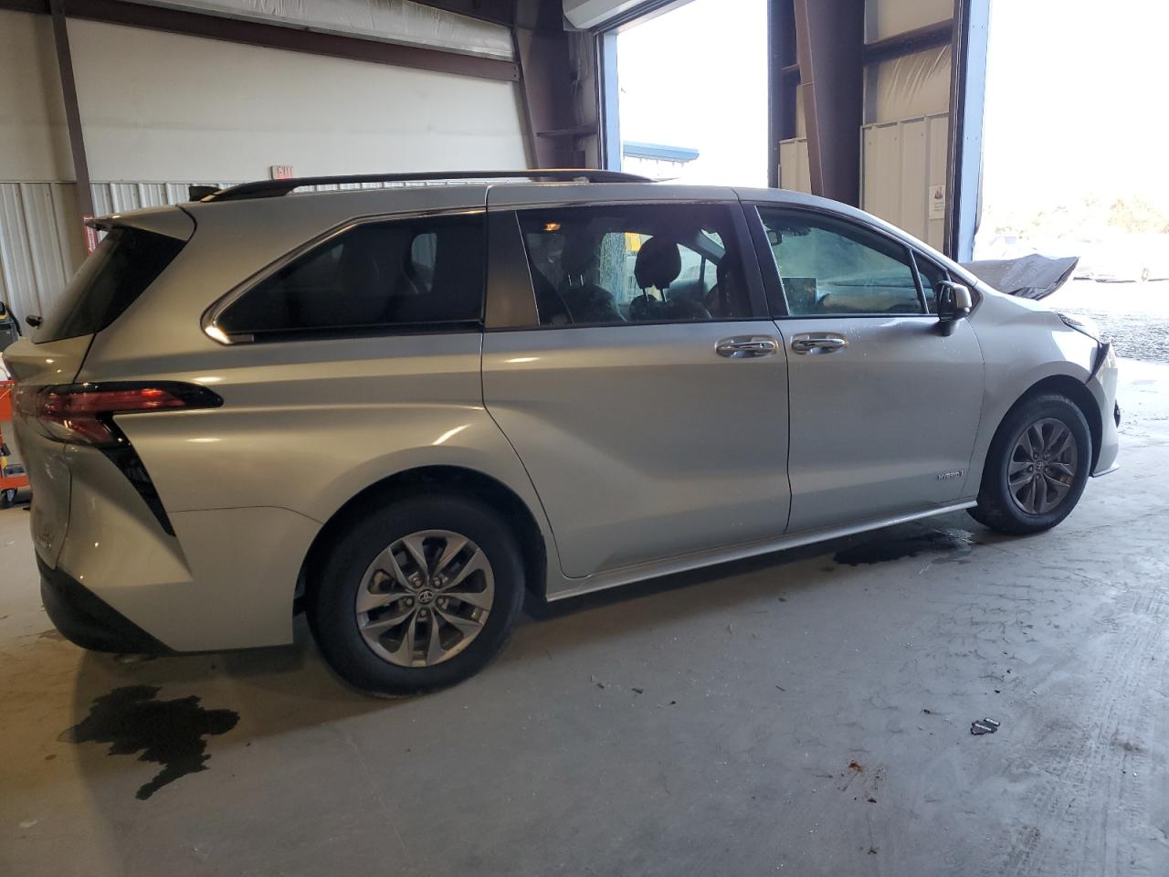 Image 3 of 2021 TOYOTA SIENNA XLE 2021 with VIN 5TDYRKEC1MS069466