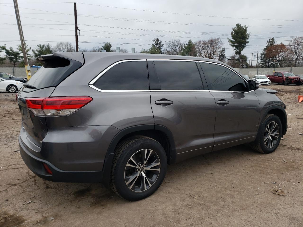 Image 3 of 2018 TOYOTA HIGHLANDER LE 2018 with VIN 5TDBZRFH1JS914191