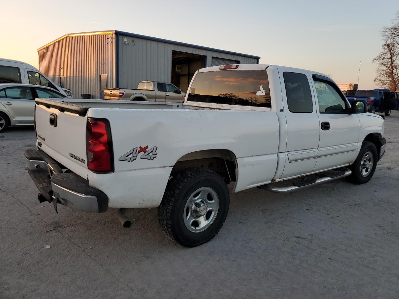 Obraz 3 z 2004 CHEVROLET SILVERADO K1500 2004 z VIN 2GCEK19T241198707