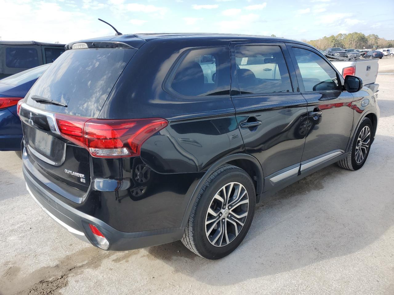 Obraz 3 z 2016 MITSUBISHI OUTLANDER SE 2016 z VIN JA4AD3A38GZ022007