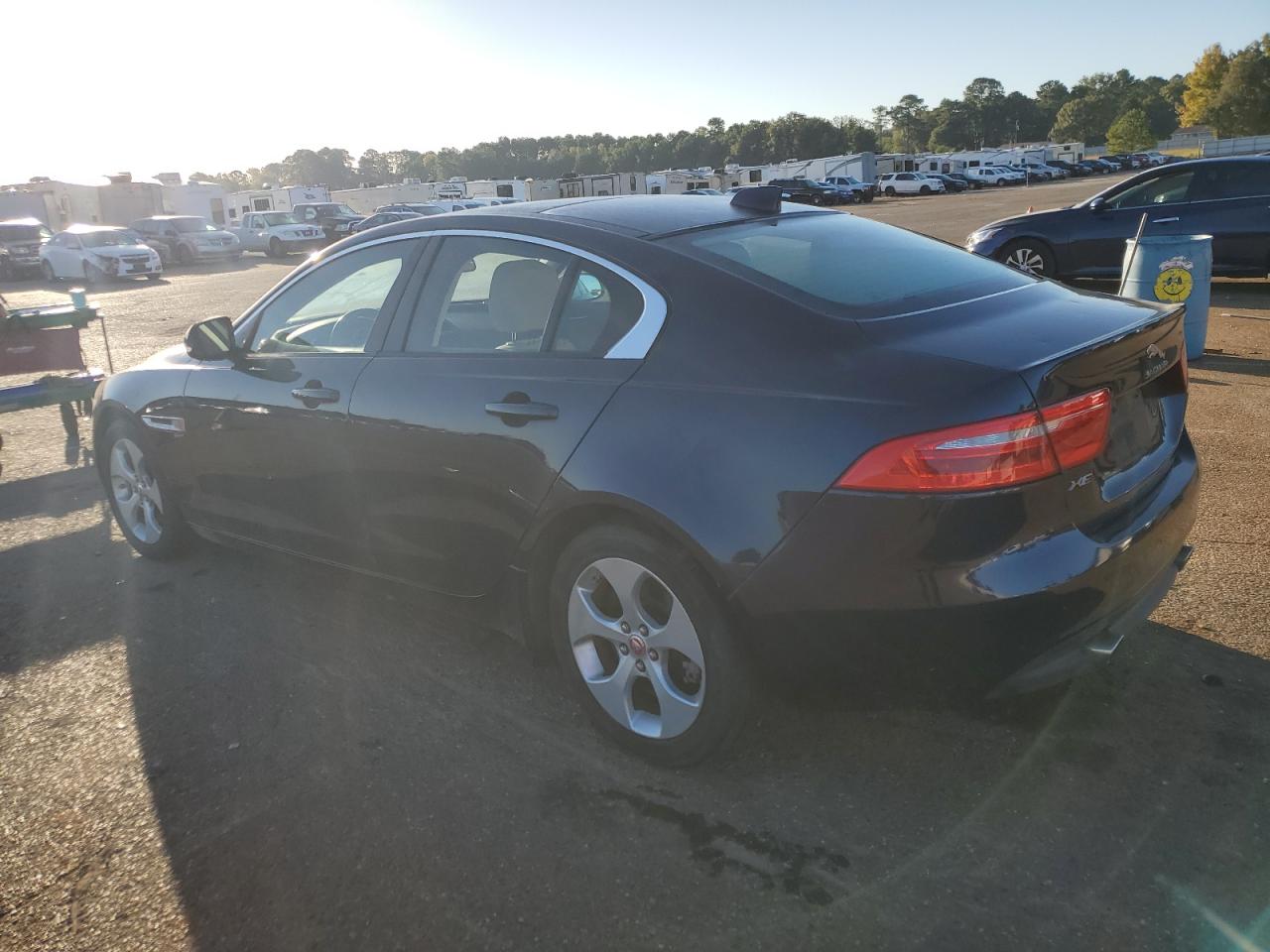 Obraz 2 z 2017 JAGUAR XE  2017 z VIN SAJAR4BGXHA972112