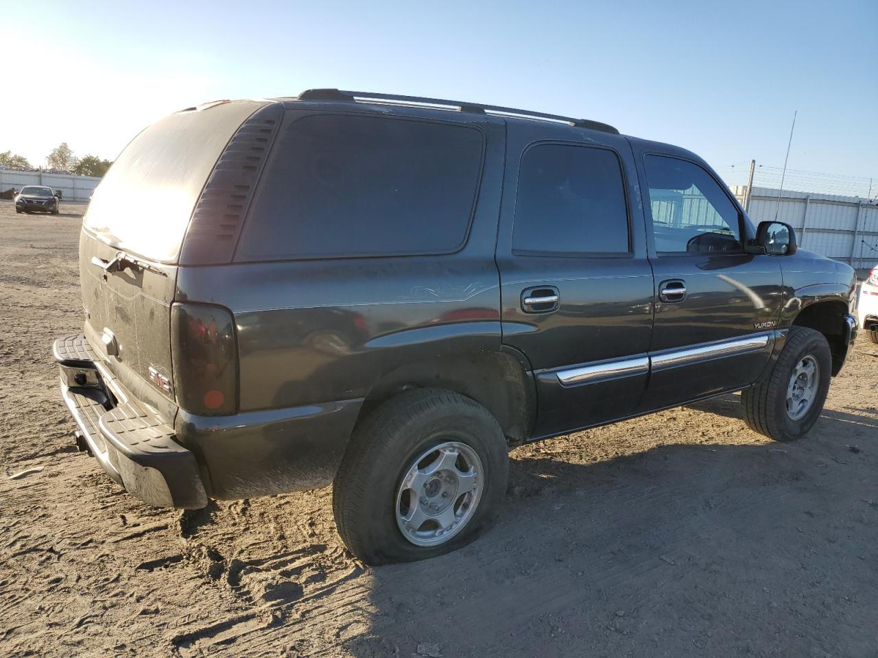 Obraz 3 z 2004 GMC YUKON  2004 z VIN 1GKEC13V64J306604