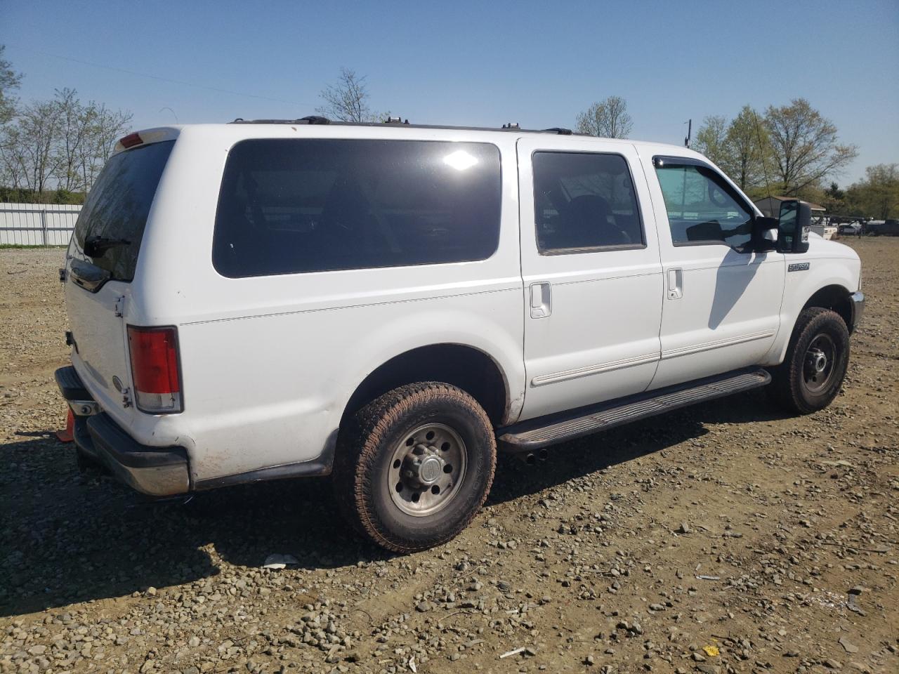 Image 3 of 2000 FORD EXCURSION XLT 2000 with VIN 1FMNU41S9YEB89159