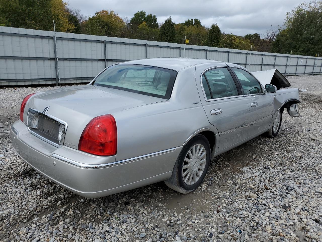 Obraz 3 z 2004 LINCOLN TOWN CAR EXECUTIVE 2004 z VIN 1LNHM81W64Y657106