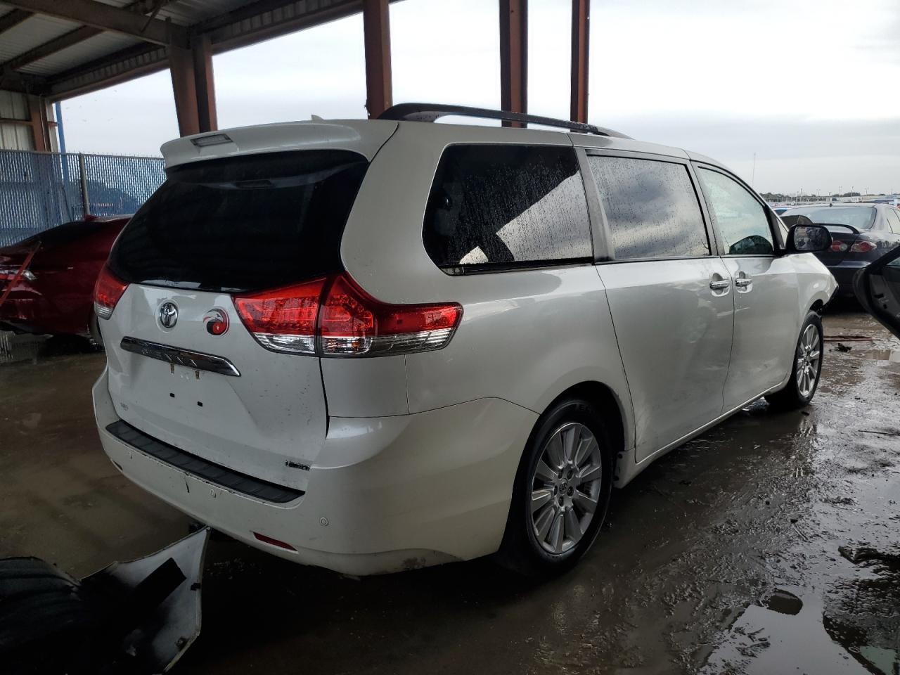 Obraz 3 z 2013 TOYOTA SIENNA XLE 2013 z VIN 5TDYK3DC6DS316864