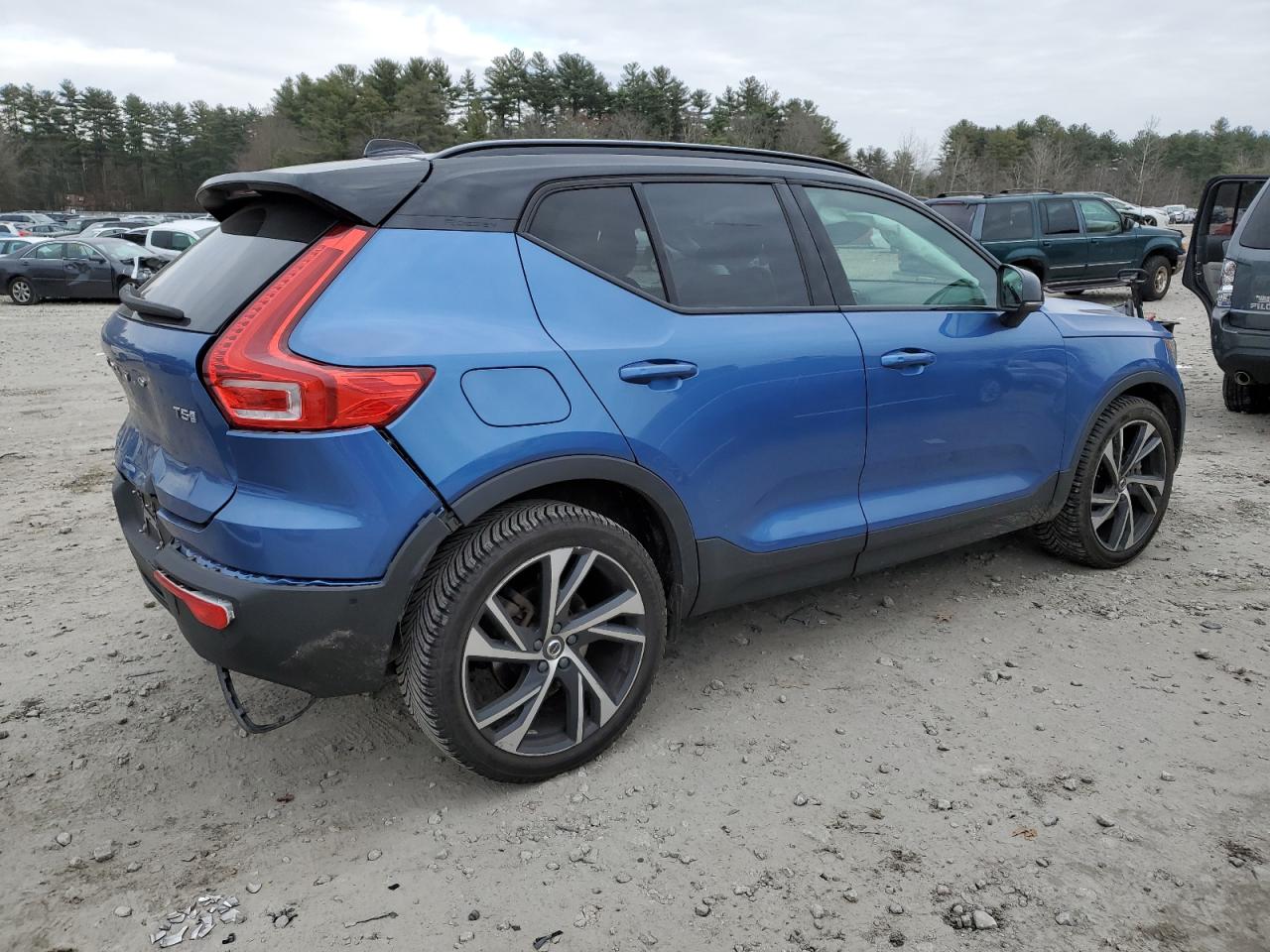 Image 3 of 2019 VOLVO XC40 T5 MOMENTUM 2019 with VIN YV4162XZ2K2005935