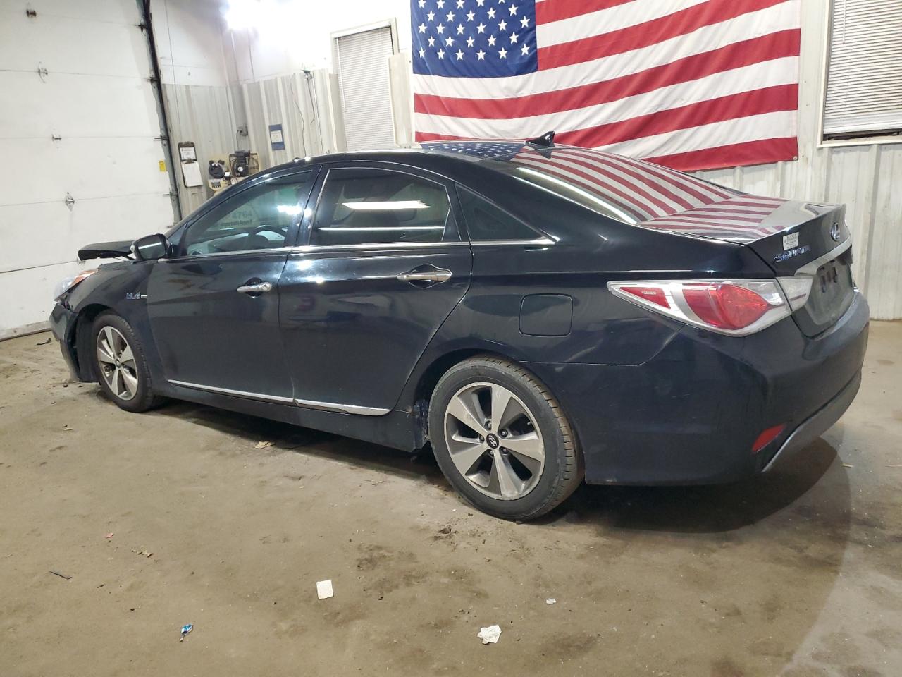 Image 2 of 2011 HYUNDAI SONATA HYBRID 2011 with VIN KMHEC4A41BA013032
