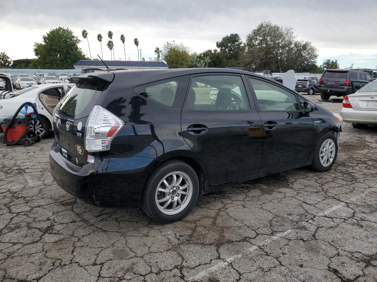 Image 3 of 2012 TOYOTA PRIUS V  2012 with VIN JTDZN3EU5C3136973