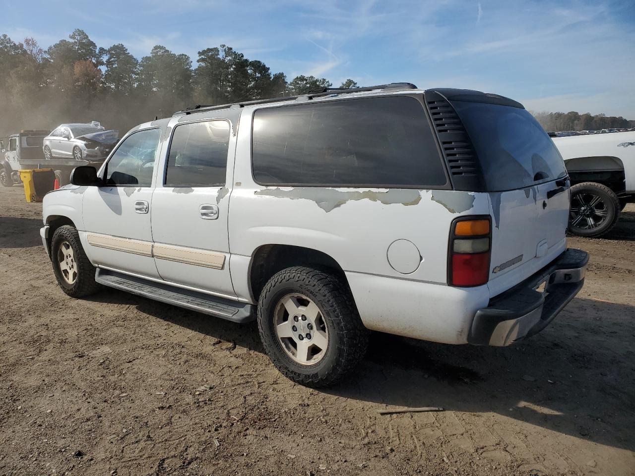 Image 2 of 2006 CHEVROLET SUBURBAN C1500 2006 with VIN 1GNEC16Z06J141346
