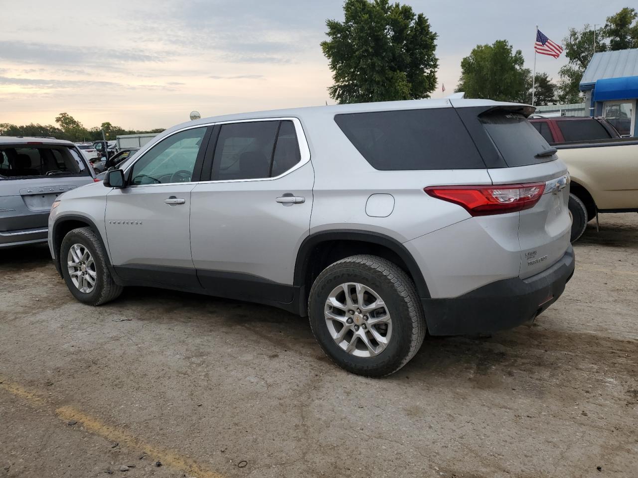 Obraz 2 z 2020 CHEVROLET TRAVERSE LS 2020 z VIN 1GNERFKW4LJ276056