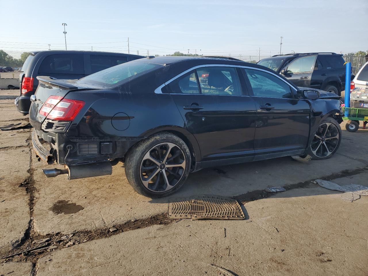 Image 3 of 2014 FORD TAURUS SHO 2014 with VIN 1FAHP2KTXEG140241