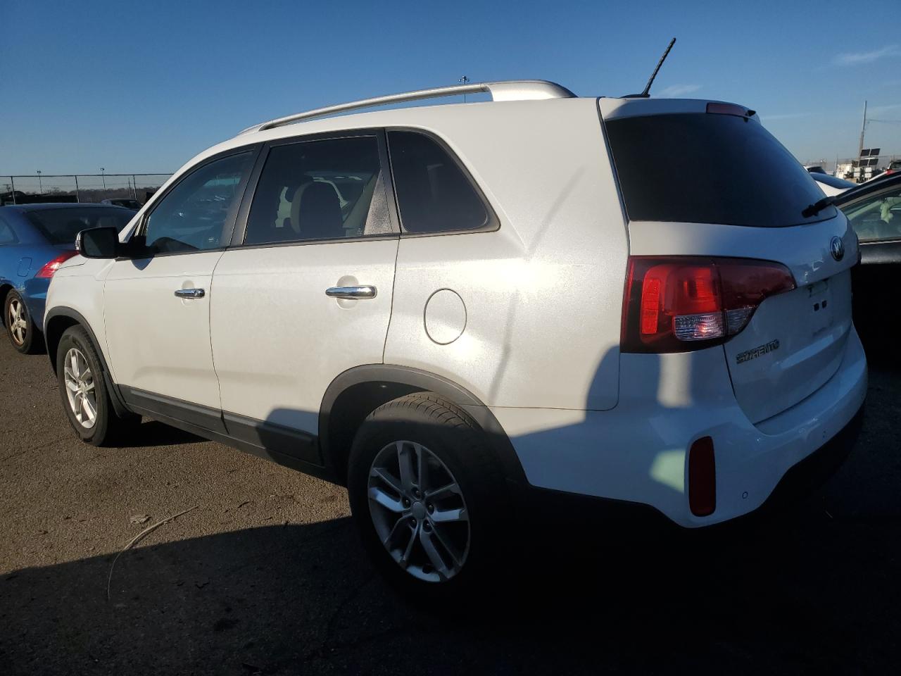 Изображение 2 2015 KIA SORENTO LX 2015 с VIN 5XYKT4A73FG576669