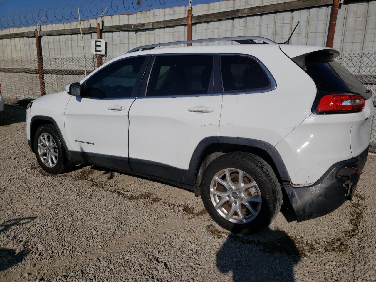 Изображение 2 2016 JEEP CHEROKEE LATITUDE 2016 с VIN 1C4PJLCB8GW288416