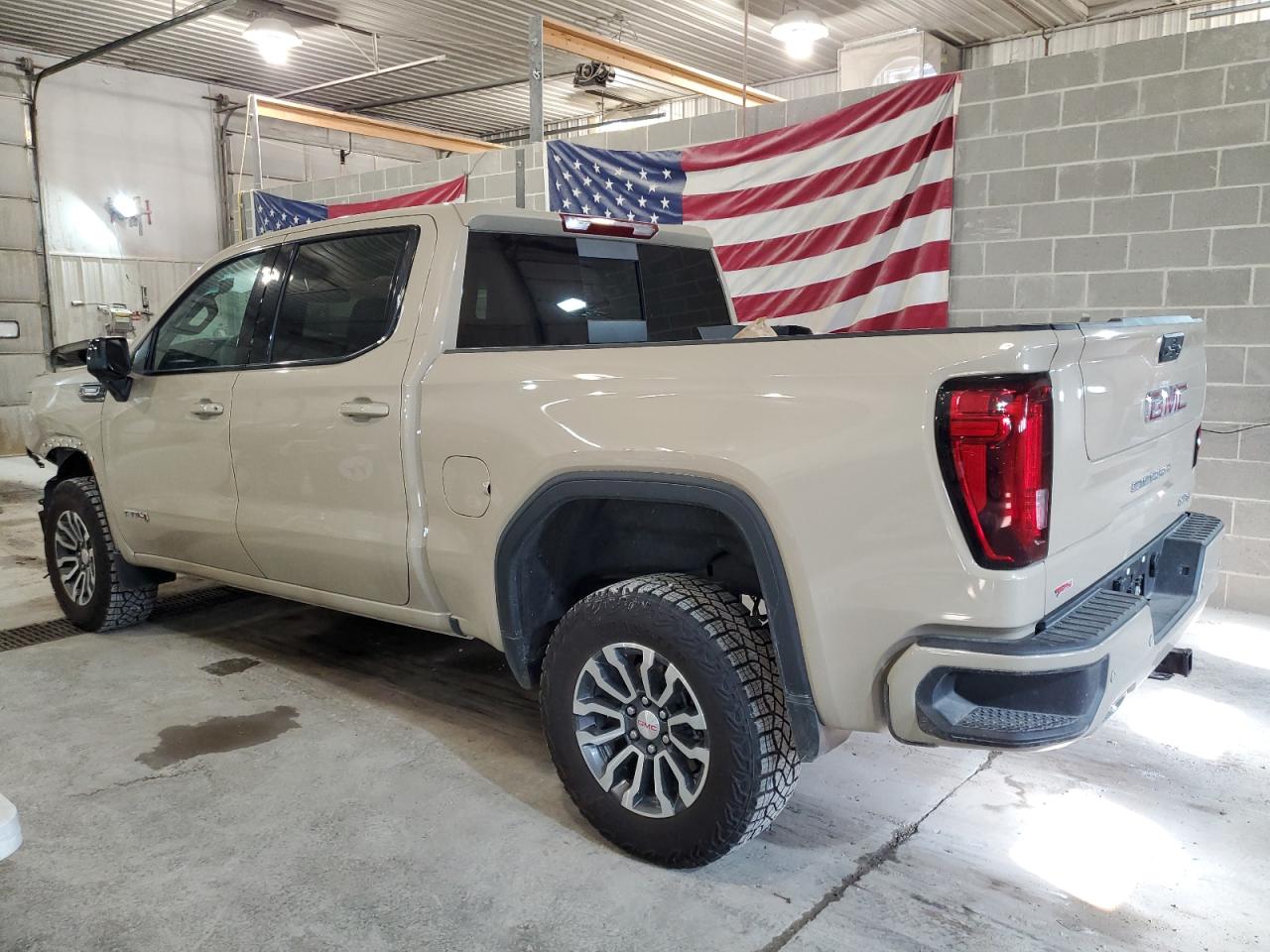 Изображение 2 2023 GMC SIERRA K1500 AT4 2023 с VIN 1GTUUEE82PZ218593