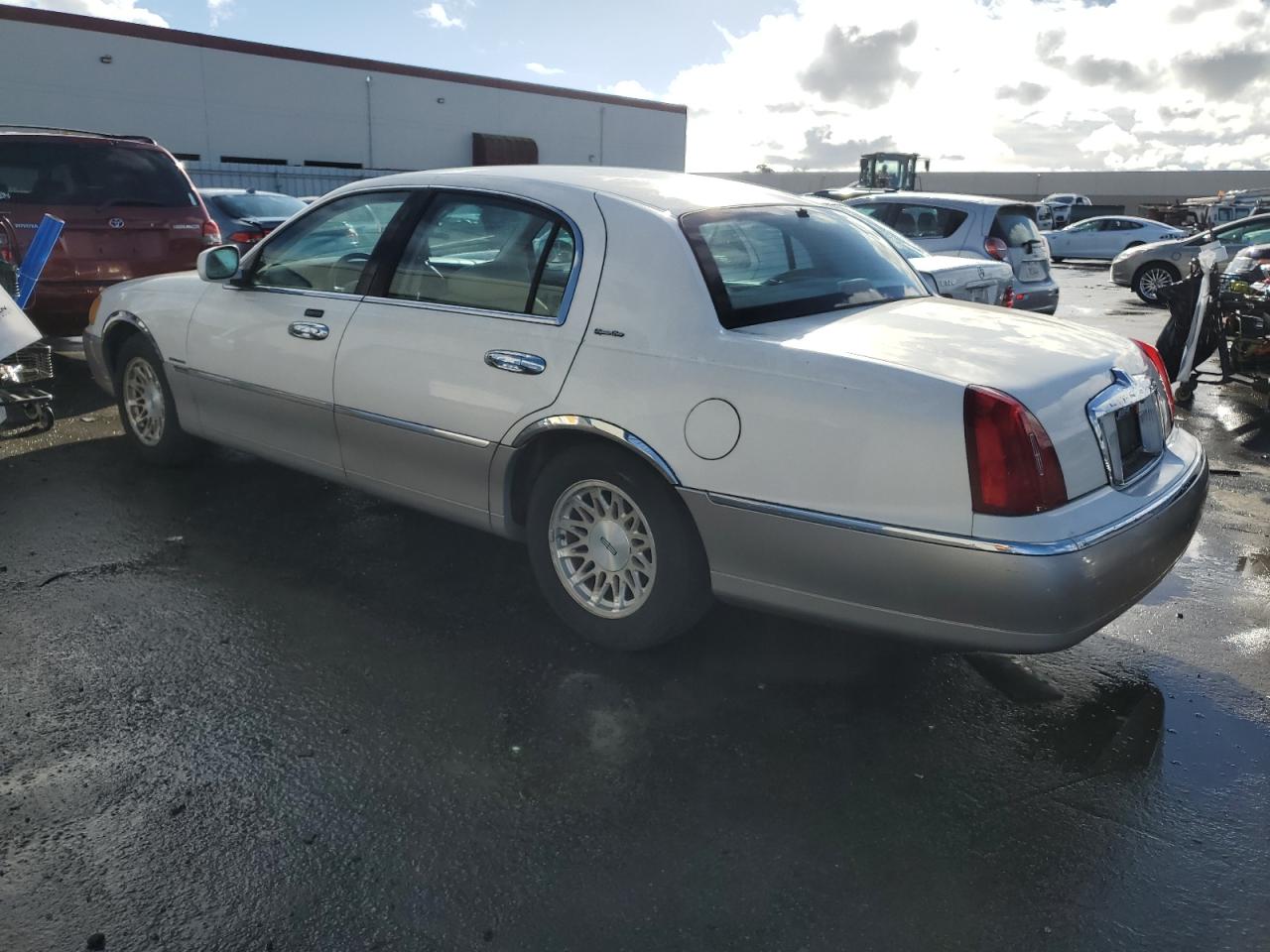 Image 2 of 1999 LINCOLN TOWN CAR SIGNATURE 1999 with VIN 1LNHM82W3XY661570
