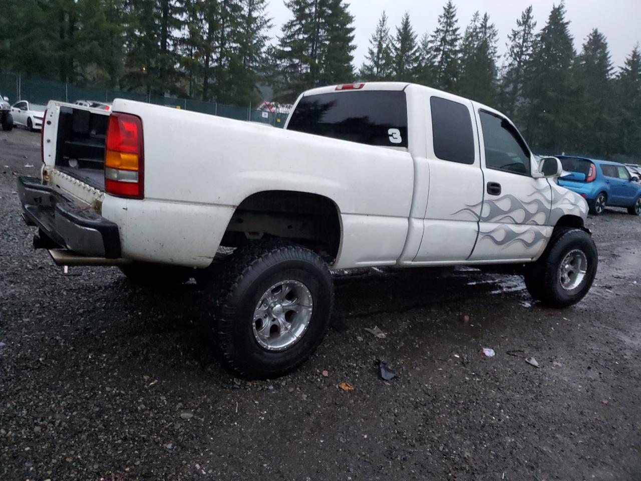 Image 3 of 2003 GMC NEW SIERRA K1500 2003 with VIN 2GTEK19V031178097