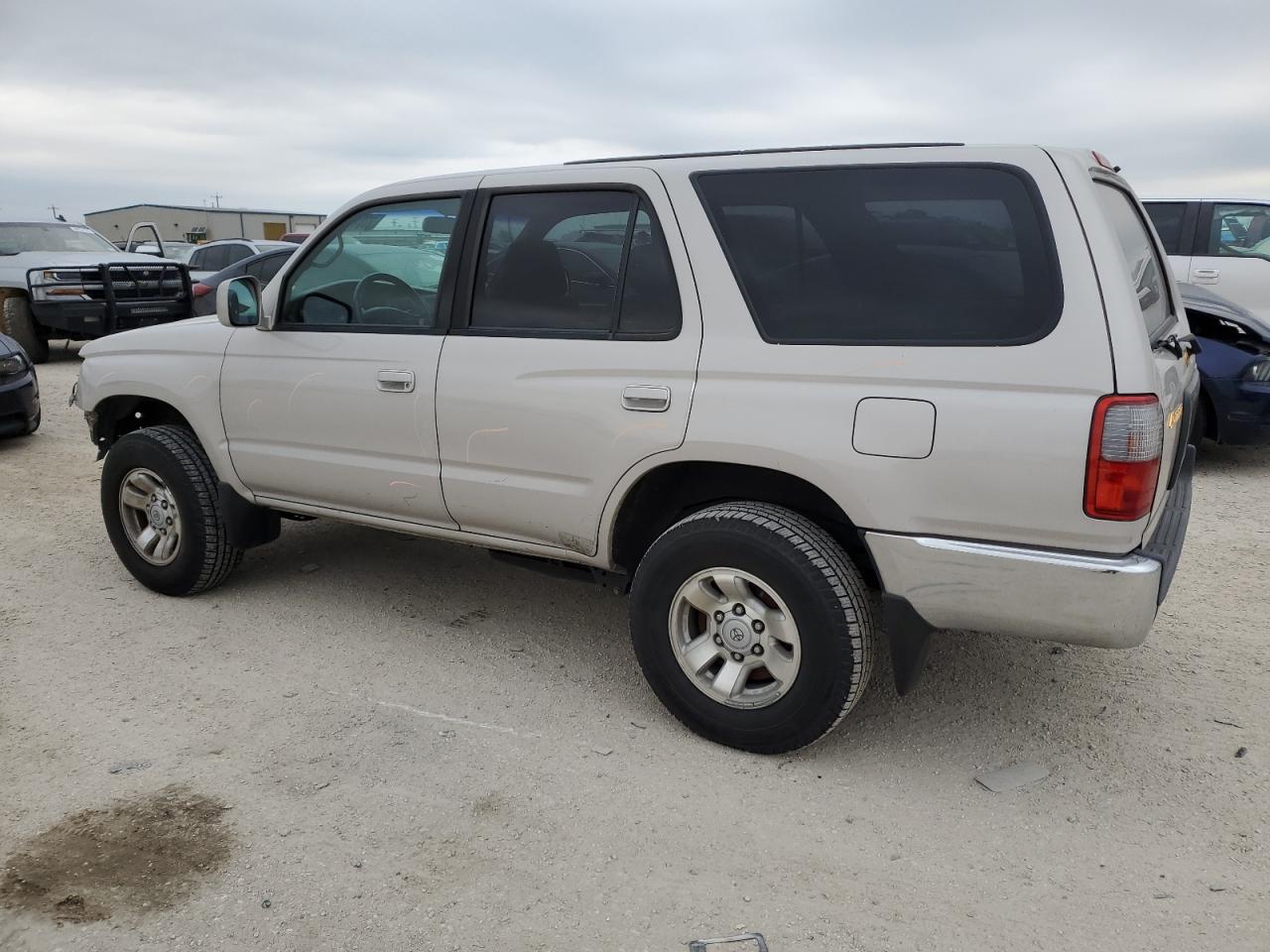 Image 2 of 2000 TOYOTA 4RUNNER SR5 2000 with VIN JT3GN86R1Y0153636