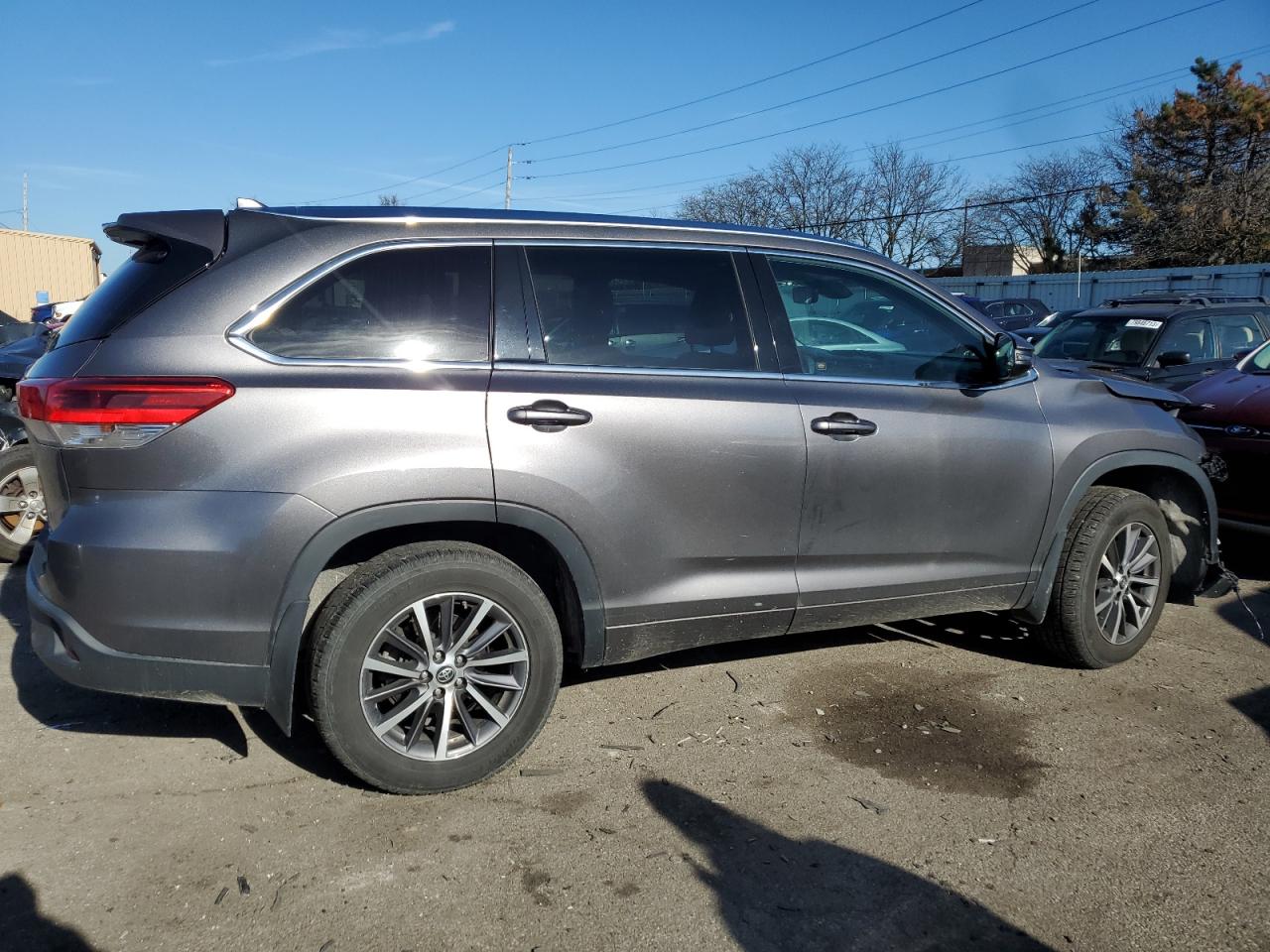Image 3 of 2018 TOYOTA HIGHLANDER SE 2018 with VIN 5TDJZRFH9JS902060