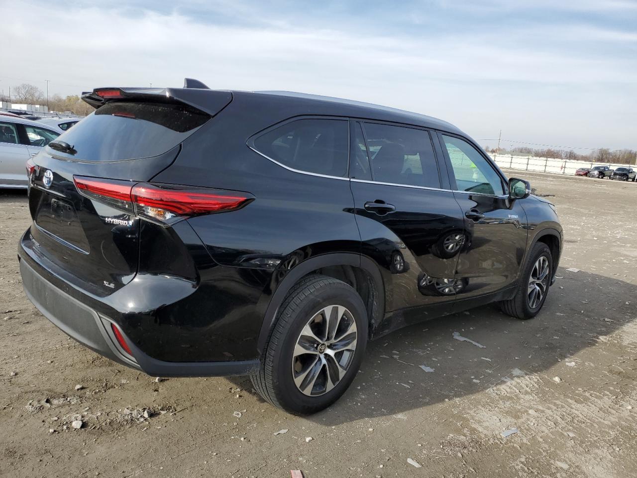 Image 3 of 2021 TOYOTA HIGHLANDER HYBRID XLE 2021 with VIN 5TDHARAH5MS012074