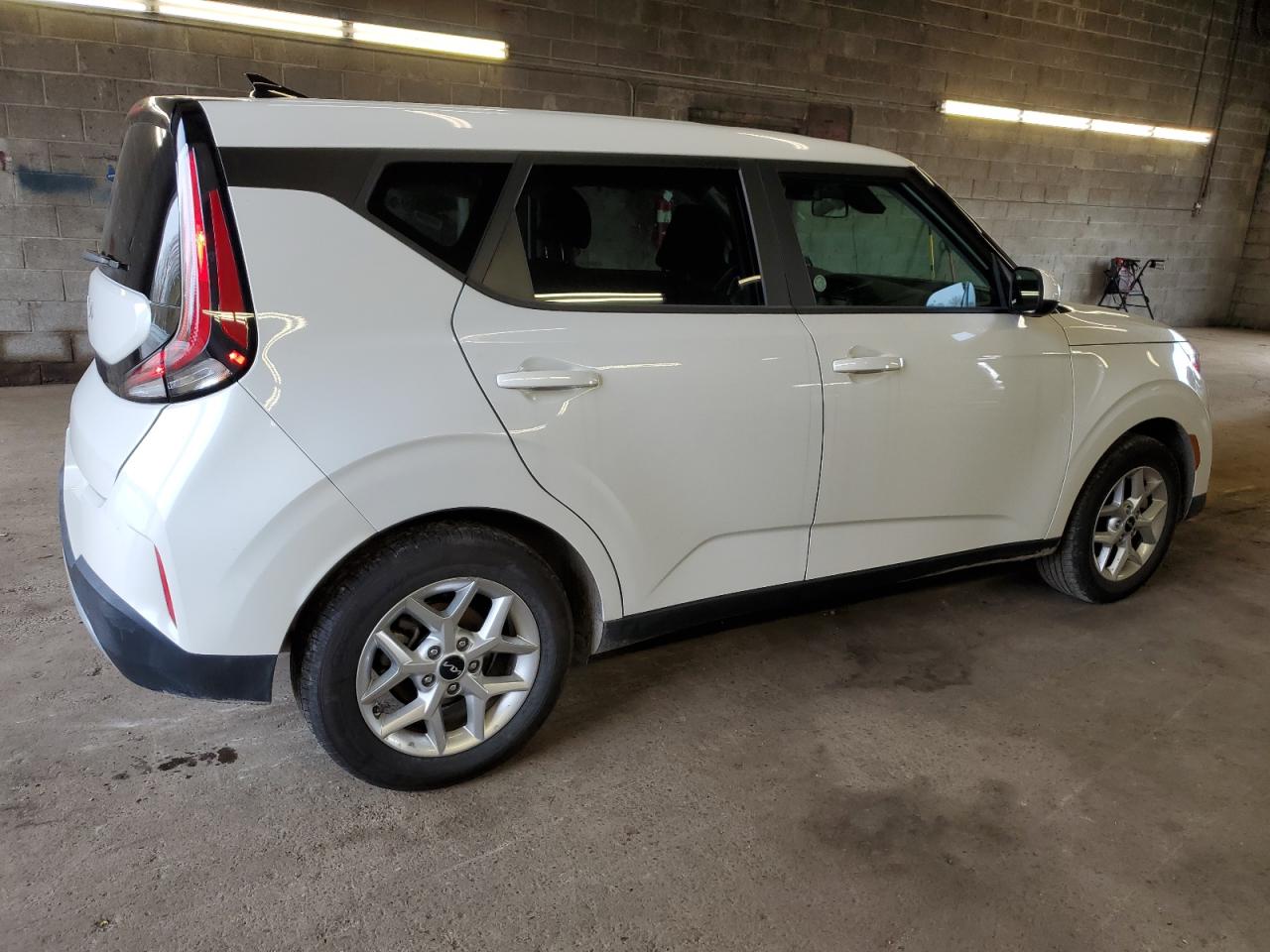 Изображение 3 2023 KIA SOUL LX 2023 с VIN KNDJ23AU7P7869620