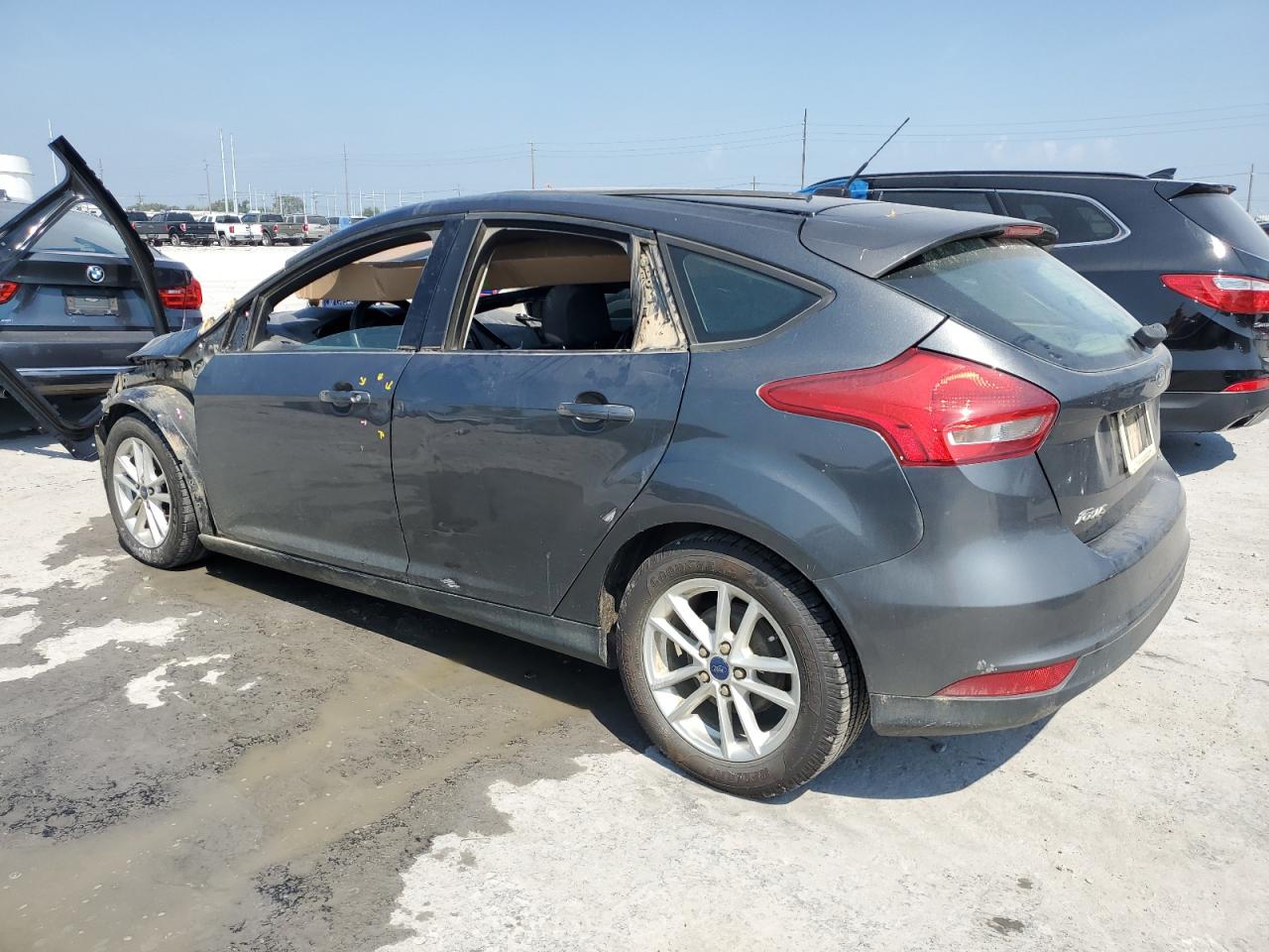 Obraz 2 z 2017 FORD FOCUS SE 2017 z VIN 1FADP3K2XHL219612