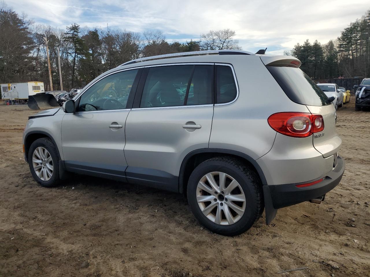 Obraz 2 z 2010 VOLKSWAGEN TIGUAN SE 2010 z VIN WVGBV7AX3AW000227