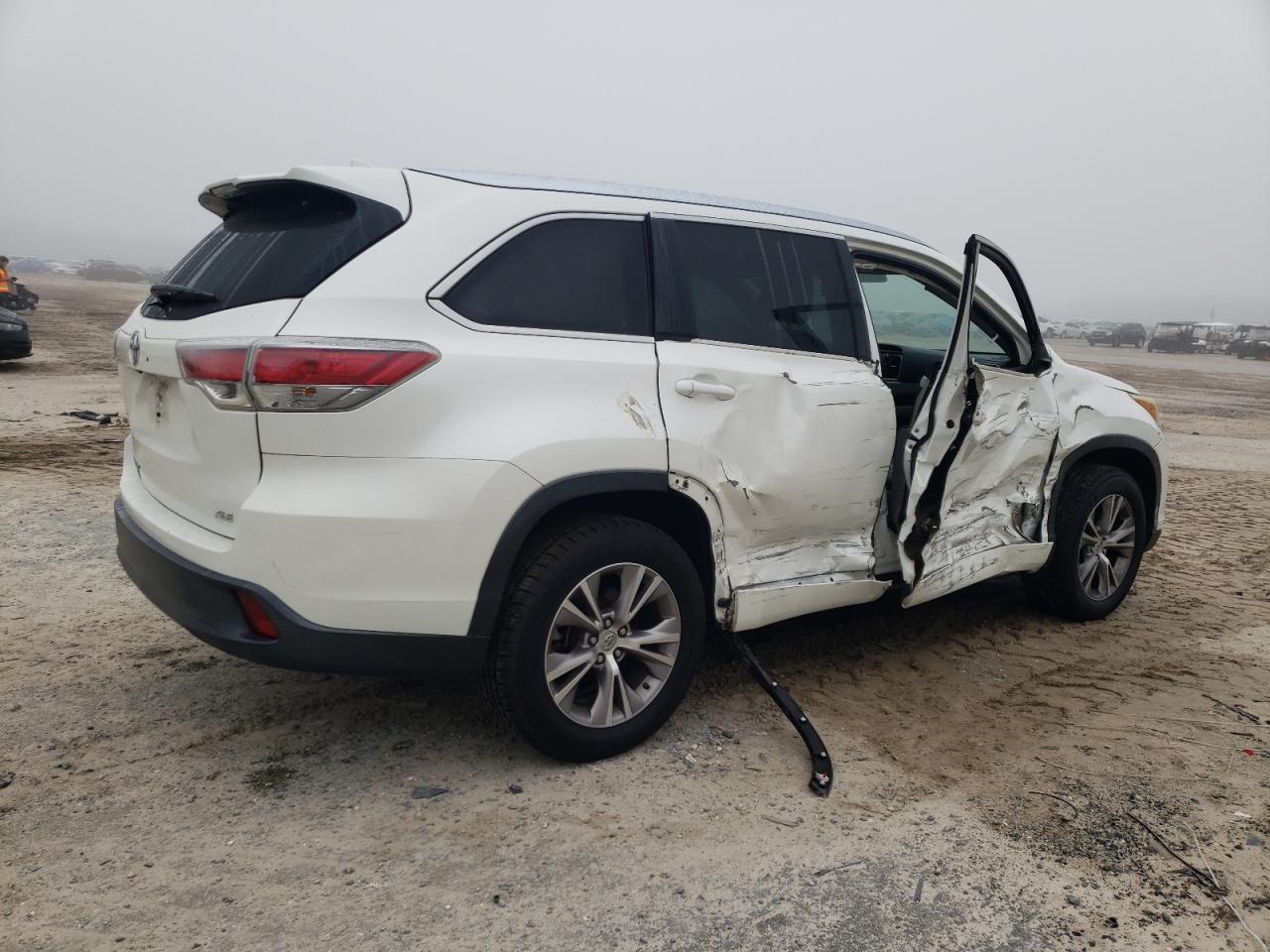 Image 3 of 2015 TOYOTA HIGHLANDER XLE 2015 with VIN 5TDKKRFH6FS096663