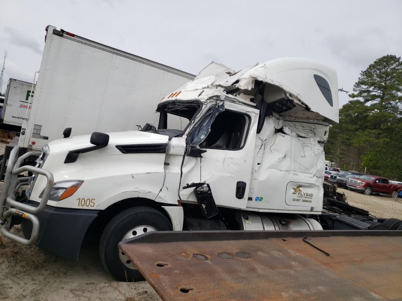 Image 2 of 2020 FREIGHTLINER CASCADIA 126  2020 with VIN 1FUJHHDR7LLME0647