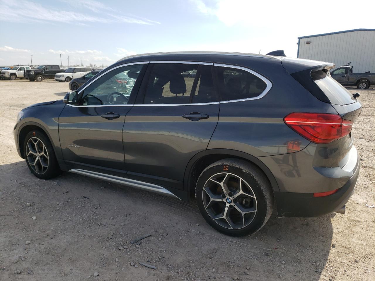 Изображение 2 2017 BMW X1 SDRIVE28I 2017 с VIN WBXHU7C30H5H35359